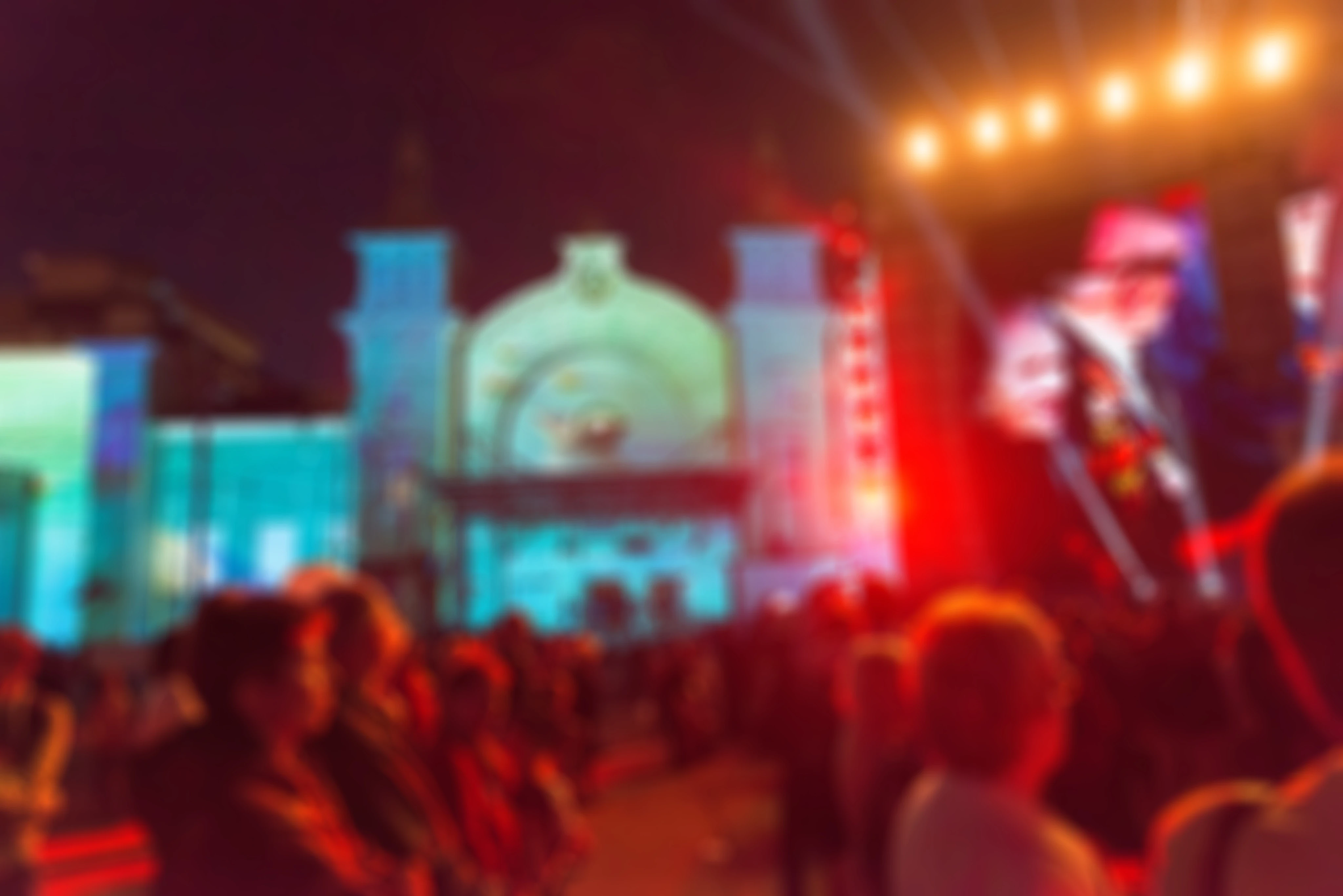 Público en un evento con iluminación de escenario