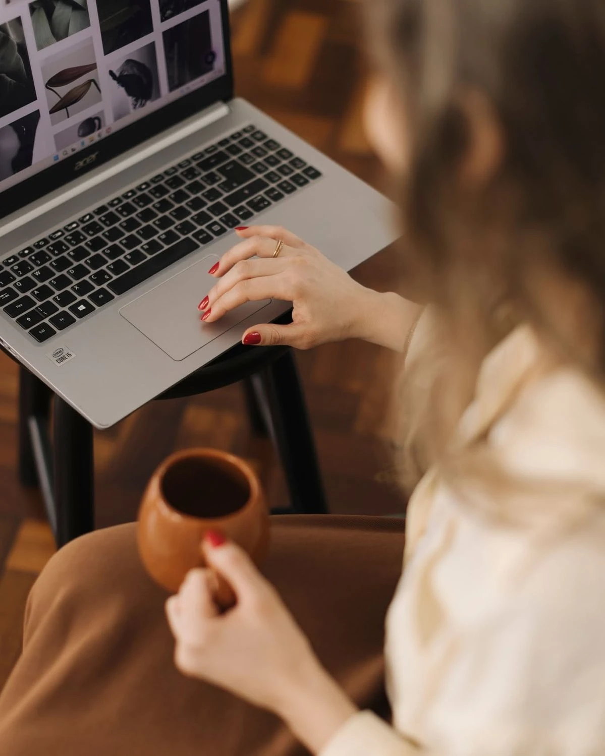 Persona atendiendo un cobro con laptop en un local